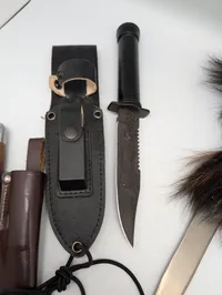 Samling af seks diverse jagtknive og dolke med pelsskæfter og læderskeder