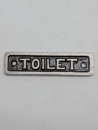 Vintage støbejernsskilt med teksten TOILET. DSB