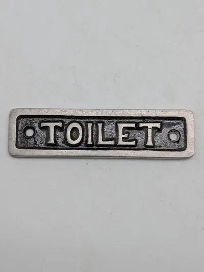 Vintage støbejernsskilt med teksten TOILET. DSB