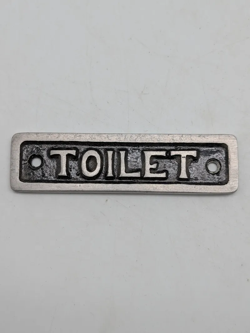Vintage støbejernsskilt med teksten TOILET. DSB