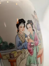 Kinesisk Famille Rose Porcelænsvase med Kvinder i Have