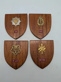 Fire danske militære træskjolde med emblemer: LG, INF, DLR og STGR