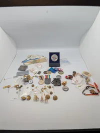 Samling af vintage medaljer, pins og militære knapper