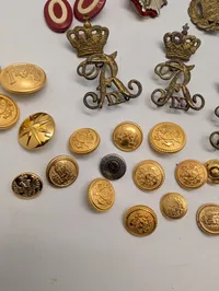 Samling af danske militære emblemer, knapper og distinktioner LG mm. 