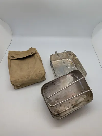 Militært mess kit med to aluminiumsbakker og lærredstaske Engelsk WW2