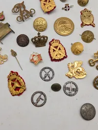 Samling af danske militære emblemer, knapper og distinktioner