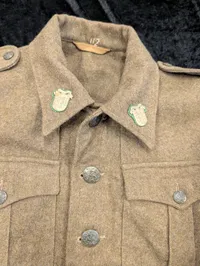 Dansk M/44 kampuniform i uld med tilhørende bukser og distinktioner