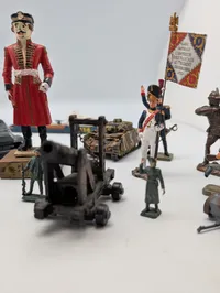 Samling af militære figurer og køretøjer i metal og plast