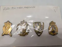 Samling af 7 danske militære emblemer og mærker