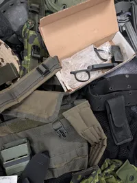 Stor samling af Airsoft udstyr og militærtilbehør