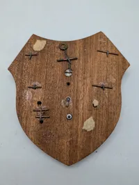 Tysk Maritim Militaria Træskjold med Pins og Medaljer