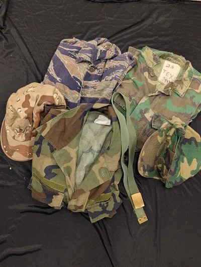 Militære uniformer  med Tiger Stripe og Woodland Camouflage beklædning