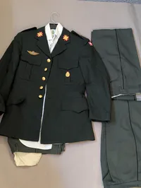 Dansk Forsvaret M/69 Tjenesteuniform med faldskærmsemblemer
