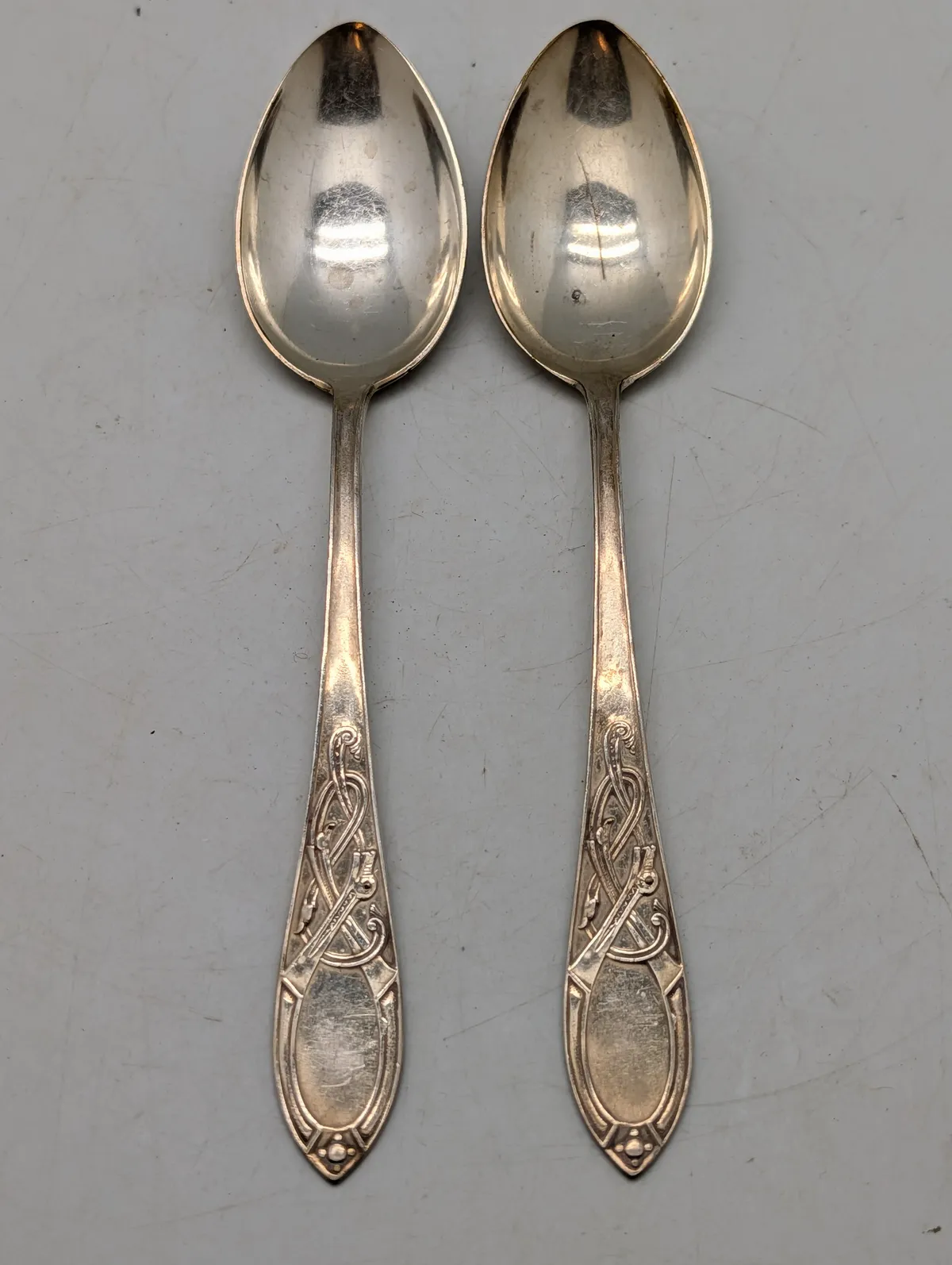 To Victoria sølvplet teskeer med jugendstil mønster