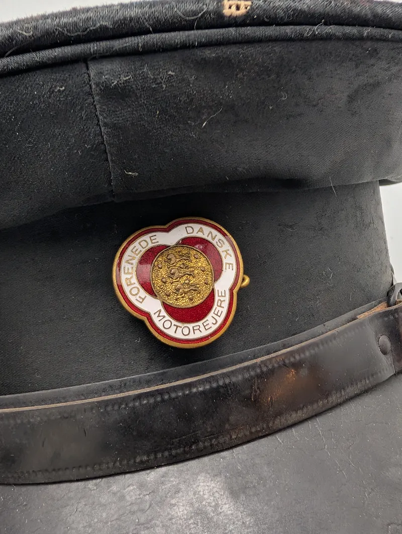 Forenede Danske Motorejere (FDM) Chufør kasket med emaljeemblem