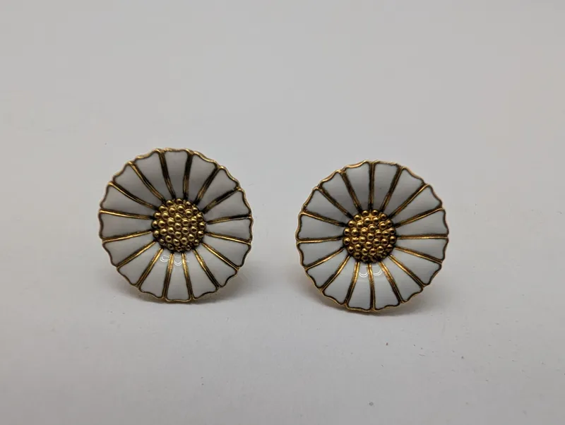 Georg Jensen Daisy Ørestikker i Forgyldt Sølv med Hvid Emalje