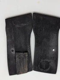 Sæt af sorte pistolskæfter i træ med monteringsskrue