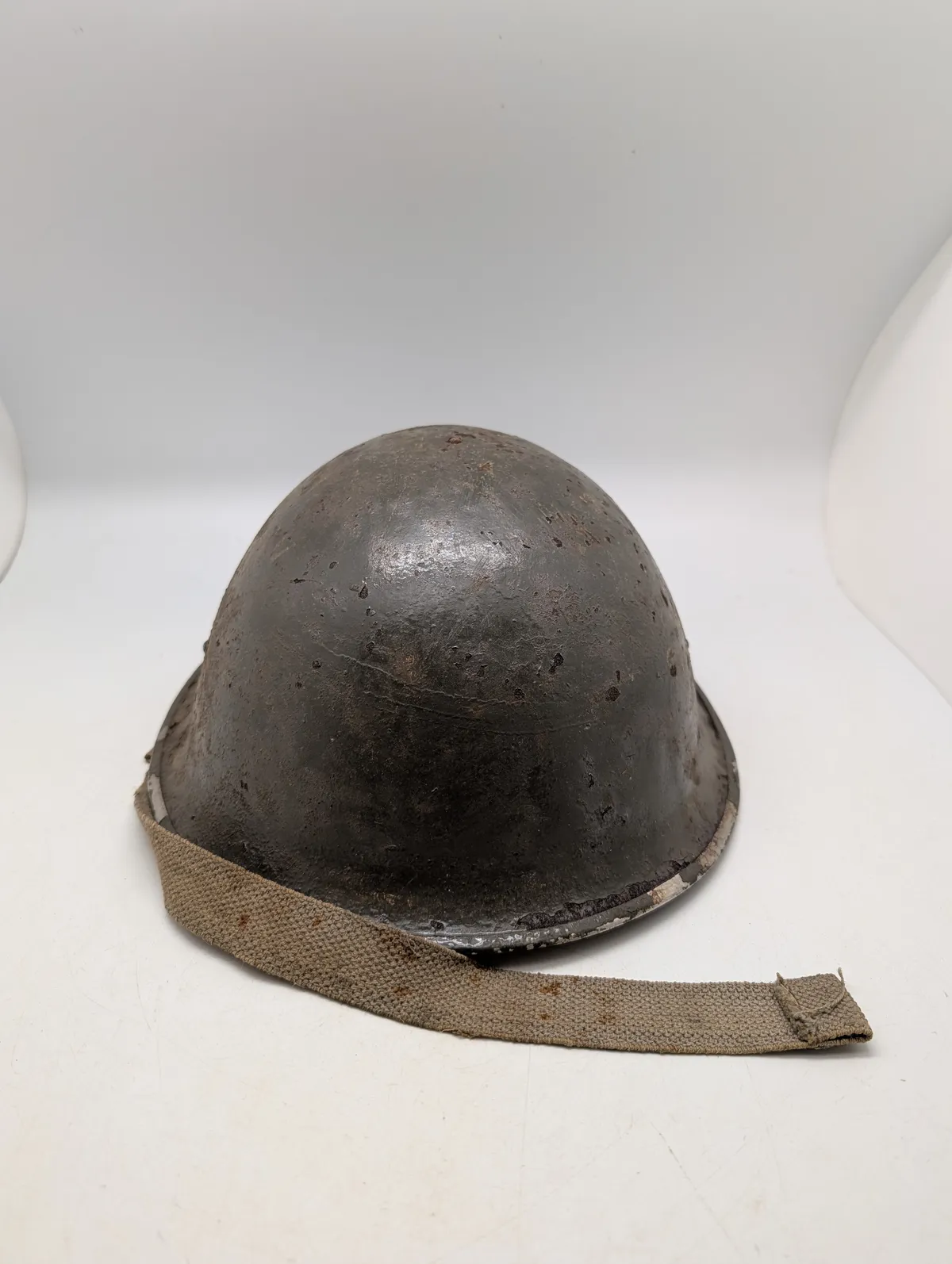 Britisk Mk III 'Turtle' stålhjelm med hagerem WW2 