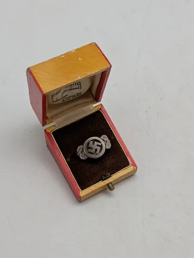 Dansk D.N.S.A.P.  sølvring med hagekors og egeløv i etui, original 