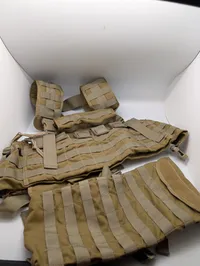 Militær taktisk bryst-rig og MOLLE-panel i coyote tan