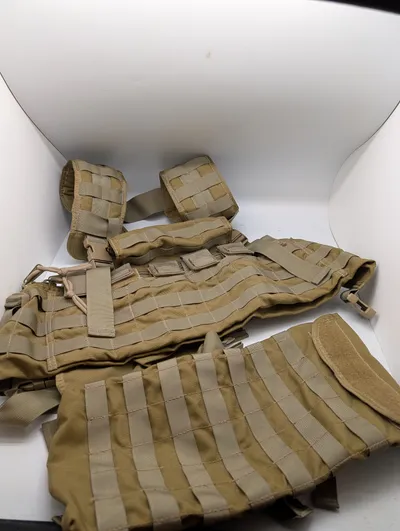 Militær taktisk bryst-rig og MOLLE-panel i coyote tan