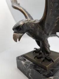 Tysk patriotisk Bronzeørn på marmorsokkel, klassisk skulptur