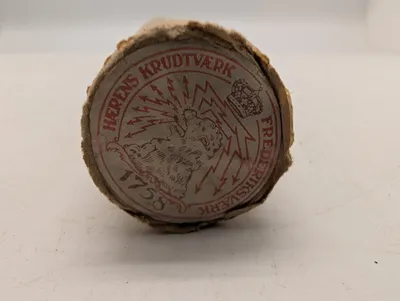 Hærens Krudtværk Frederiksværk, cylindrisk emballage med løve-logo til sprængning af steen mm 