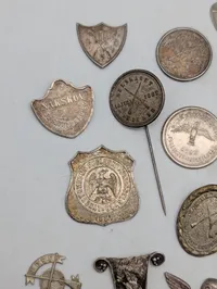 Samling af danske skytte- og fugleskydningstegn i sølv og metal