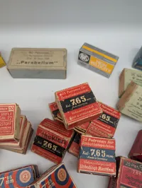 Stor samling af antikke og vintage ammunitionsæsker fra diverse producenter Tomme 