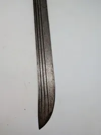 Antik machete med træskæfte og tre riller i klingen