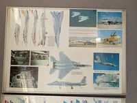 To indrammede plakater med militærfly-illustrationer og tekniske detaljer SENDES IKKE 