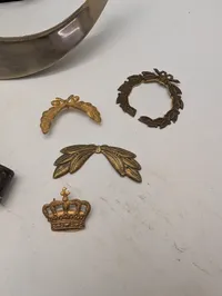 Samling af militære effekter, herunder hjelmdele, læderrem og emblemer