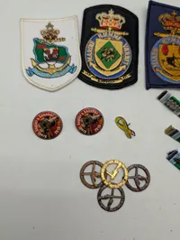 Samling af danske militære og maritime emblemer, mærker og ordensbånd