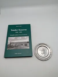 Tønder Kaserne 1920-2002 bog af Henrik J. Møller og Tønder Garnison platte