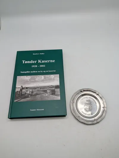 Tønder Kaserne 1920-2002 bog af Henrik J. Møller og Tønder Garnison platte