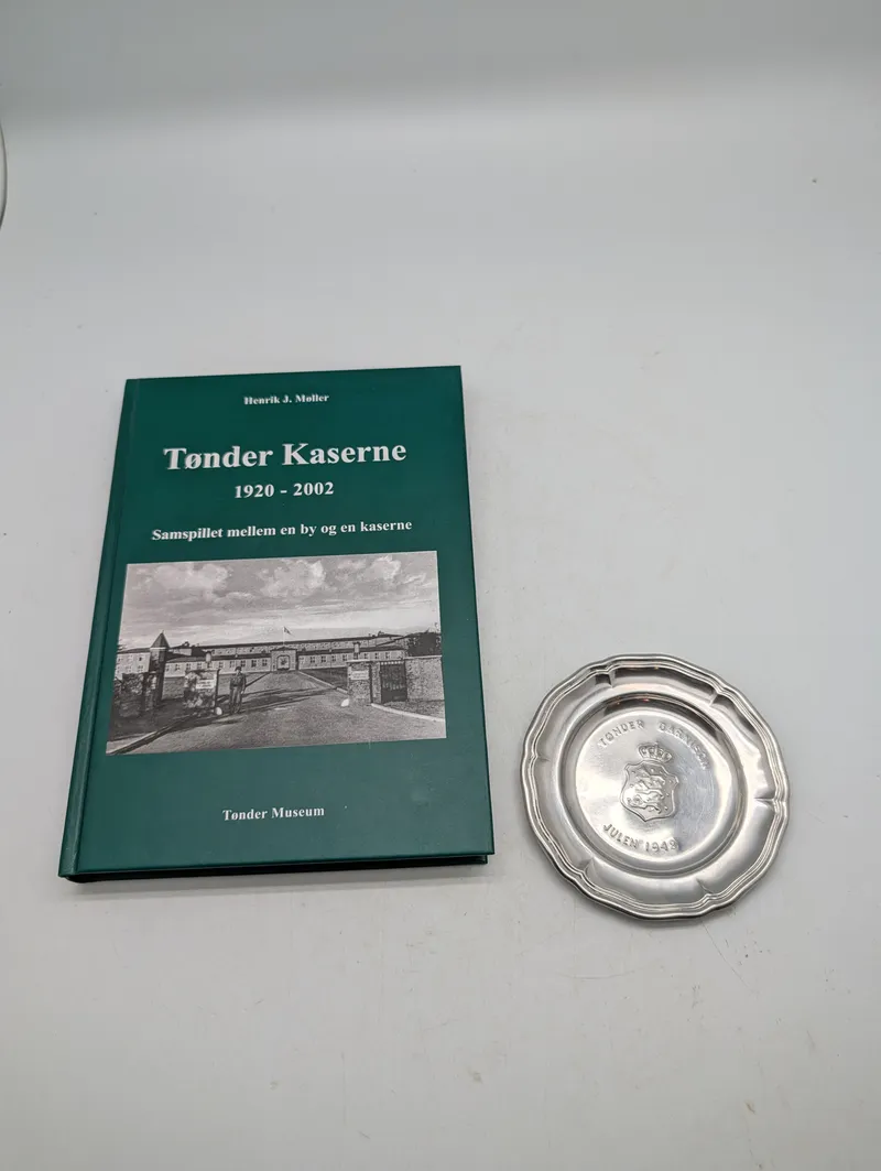 Tønder Kaserne 1920-2002 bog af Henrik J. Møller og Tønder Garnison platte