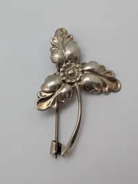 S.H. Sølvbroche med Blomstermotiv
