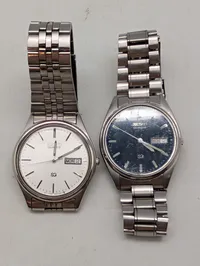 To Seiko SQ Quartz armbåndsure med dag- og datovisning