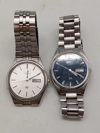To Seiko SQ Quartz armbåndsure med dag- og datovisning