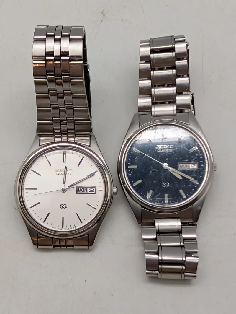 To Seiko SQ Quartz armbåndsure med dag- og datovisning