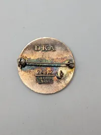 Dansk Sygehjælper-emblem i sterling sølv med rød emalje