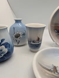 Bing & Grøndahl og Royal Copenhagen porcelænssæt med vaser og fade
