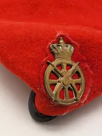 Dansk militær baret, rød uld med messingemblem MP