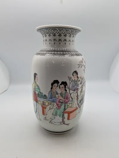 Kinesisk Famille Rose Porcelænsvase med Kvinder i Have