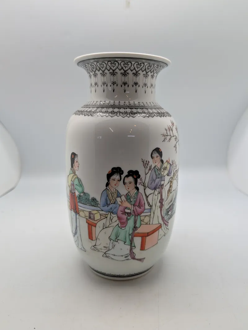 Kinesisk Famille Rose Porcelænsvase med Kvinder i Have