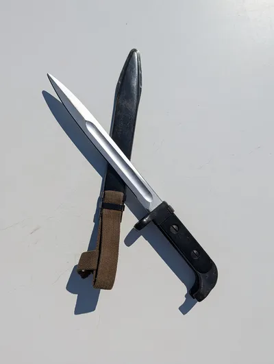Tjekkoslovakisk VZ-58 bajonet med metalskede og lærredsfrog