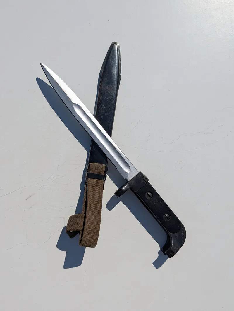 Tjekkoslovakisk VZ-58 bajonet med metalskede og lærredsfrog