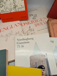 Samling af historiske bøger herunder Verdenskrigen og militærhistorie