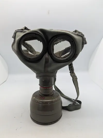 Tysk Gasmaske Model GM30 med Filter, dateret 1938, mint stand 