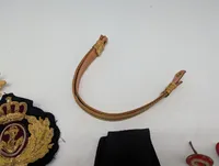Samling af danske militære og maritime emblemer, knapper og distinktioner